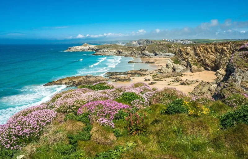 Côte sauvage de Cornouailles avec plages et falaises en Angleterre