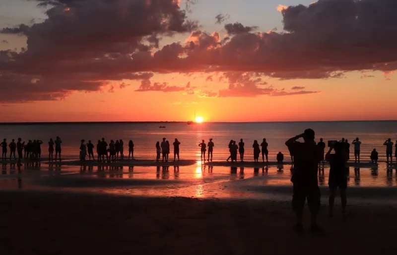 Visiteurs admirant le coucher de soleil sur Mindil Beach à Darwin, dans le Territoire du Nord en Australie
