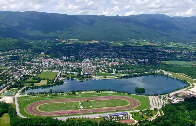 Vue aérienne de l’hippodrome et du lac de Divonne-les-Bains