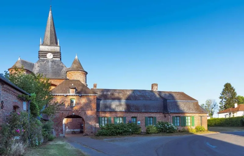 Église fortifiée Saint-Médard de Parfondeval en Thiérache, dans l’Aisne