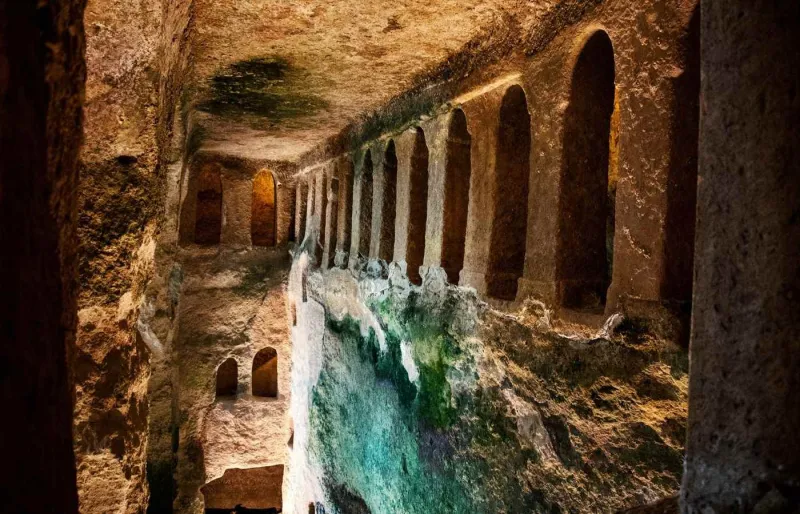 Intérieur de l’église monolithe Saint-Jean d’Aubeterre-sur-Dronne creusée dans la roche