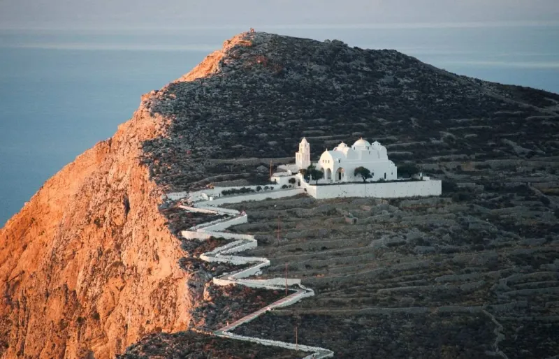 Église de la Panagia à Folégandros et chemin en zigzag à flanc de colline