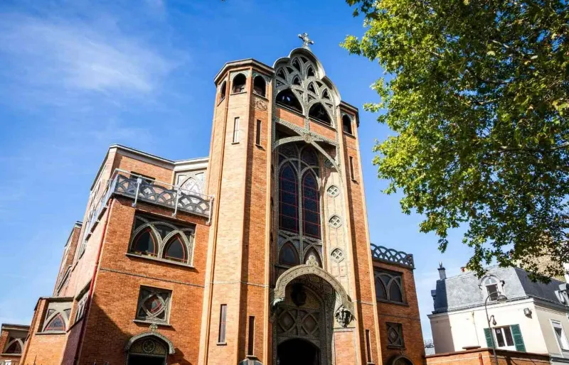 Façade Art nouveau en briques de l’église Saint-Jean-de-Montmartre à Paris