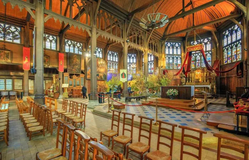 Intérieur en bois de l’église Sainte-Catherine de Honfleur et sa charpente en coque de navire renversée