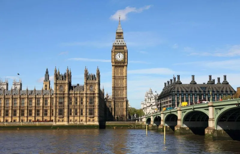 Elizabeth Tower et le palais de Westminster au bord de la Tamise à Londres