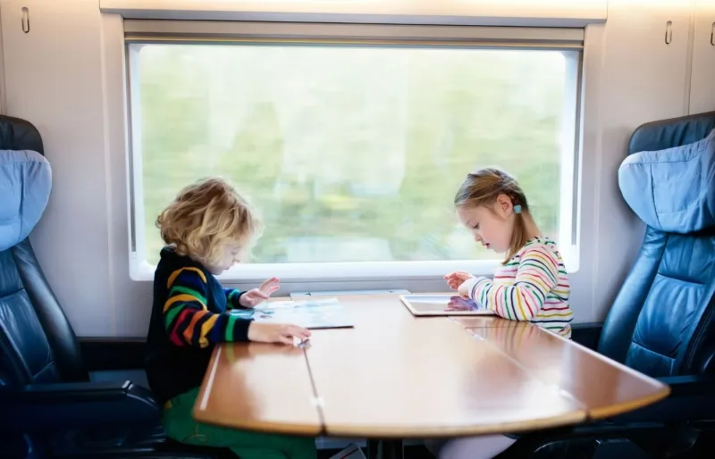 nfants avec des livres et des jeux pendant un voyage en train