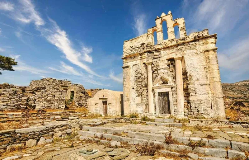 Episkopi à Sikinos, ancien mausolée romain transformé en église