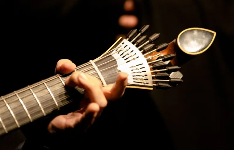 Musicien jouant de la guitare portugaise lors d’un fado de Coimbra