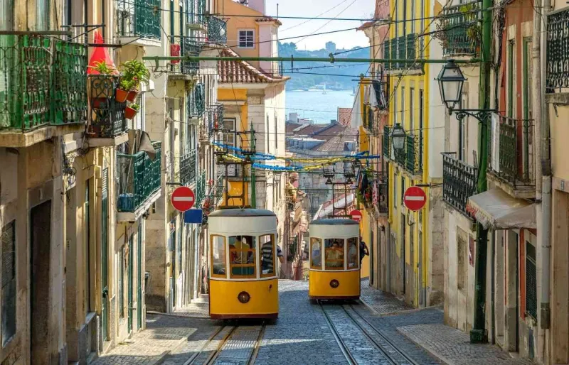 Funiculaires jaunes dans une rue colorée de Lisbonne au Portugal