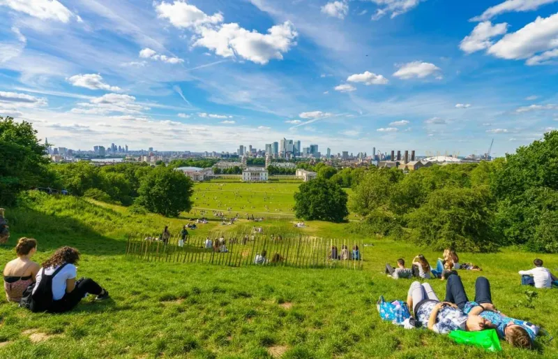 Vue sur Londres sous un ciel bleu depuis Greenwich Park