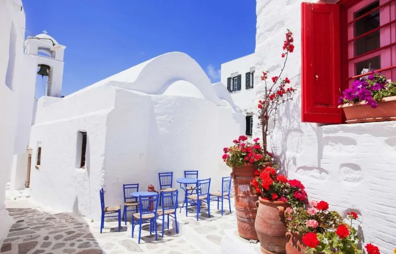 Église blanche et ruelle de Hora, capitale d’Amorgos dans les Cyclades