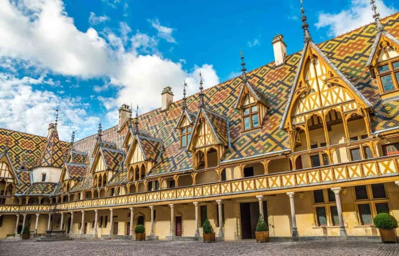 Cour intérieure et toits polychromes des Hospices de Beaune en Bourgogne
