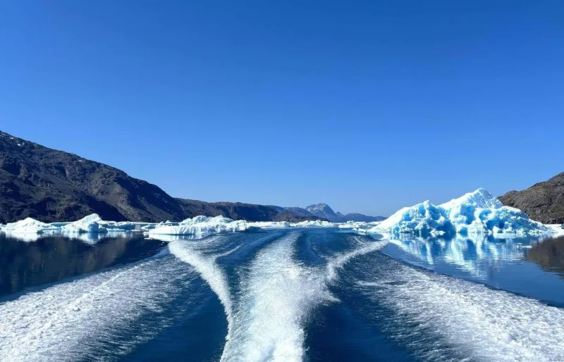 Balade en bateau parmi les icebergs du fjord de Qooroq au Groenland