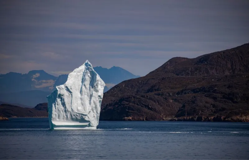 Icebergs aperçus dans les fjords du sud du Groenland