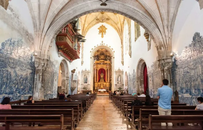 Intérieur de l’Igreja de Santa Cruz à Coimbra avec ses azulejos