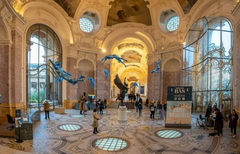 Grande galerie du Petit Palais à Paris avec des sculptures exposées 