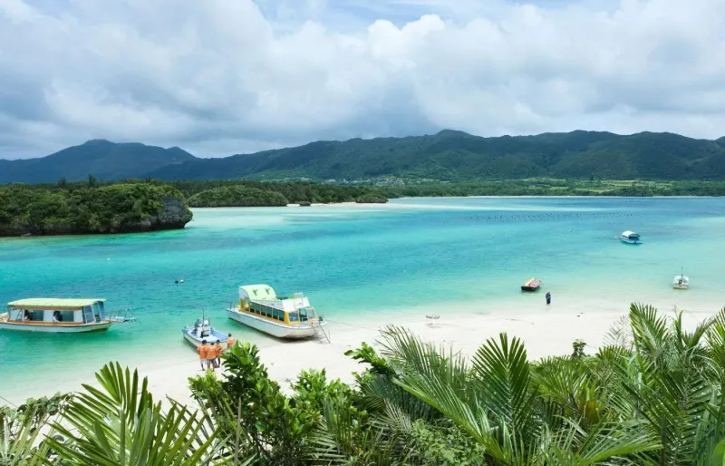 Une plage sur l'île d'Ishigaki près d'Okinawa au Japon