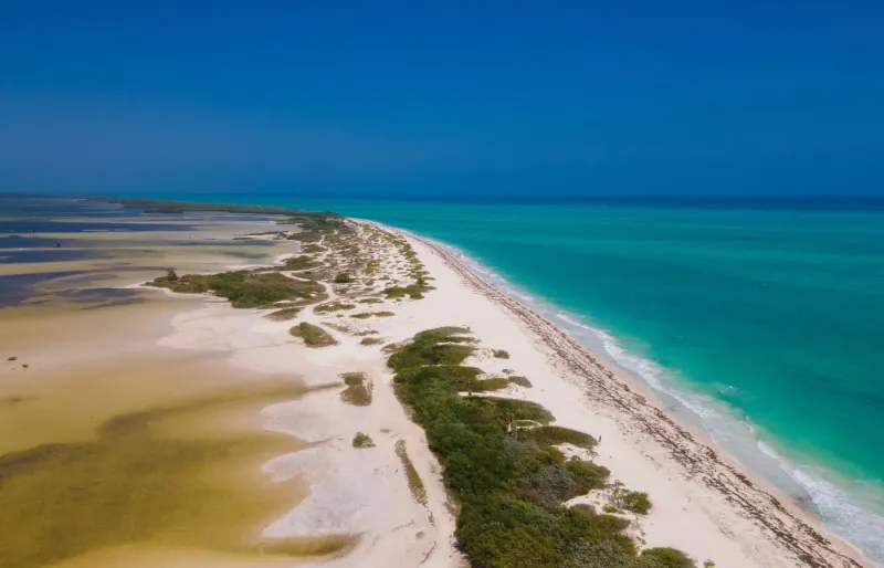 Vue aérienne d’Isla Blanca à Cancún entre la mer des Caraïbes et la lagune de Chacmuchuc