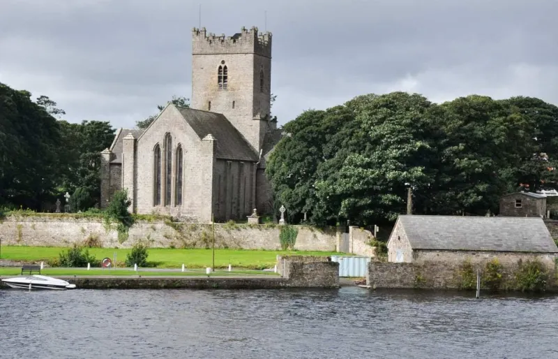 Vue sur Killaloe et son église au bord du Shannon, dans le comté de Clare en Irlande