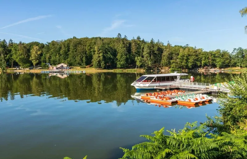 Lac des Settons entouré de forêts dans le parc naturel régional du Morvan