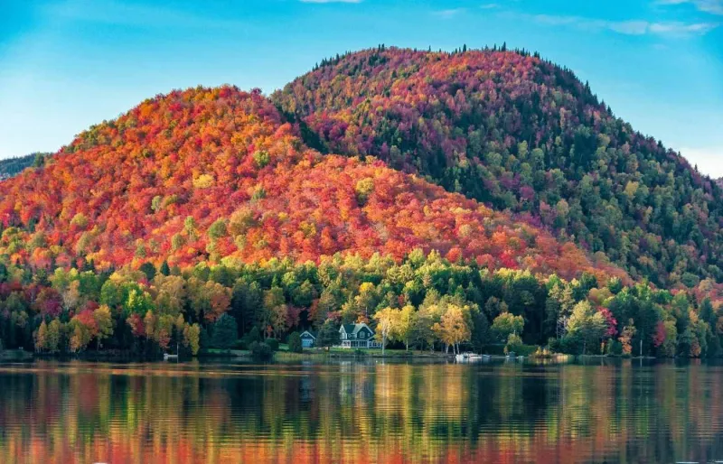 Lac et montagnes des Laurentides aux couleurs de l’automne