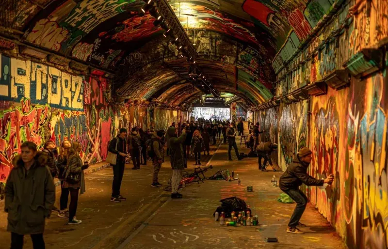 Graffitis et street art dans le Leake Street Tunnel à Londres