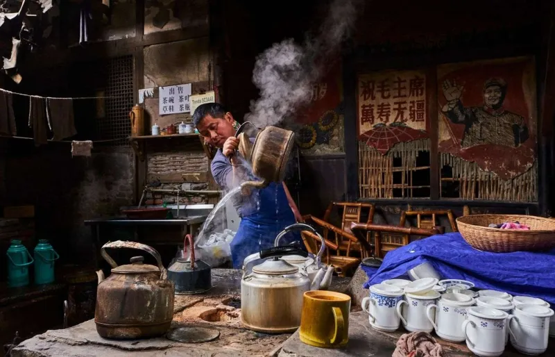 Préparation du thé dans une maison de thé traditionnelle à Chengdu en Chine