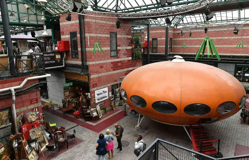 Marché Dauphine aux Puces de Saint-Ouen avec la Maison Futuro