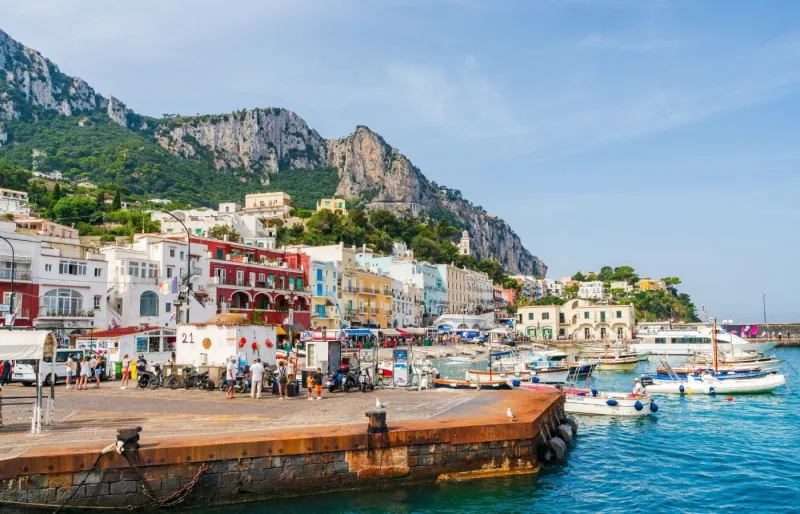 Marina Grande à Capri, excursion depuis Sorrente dans la baie de Naples
