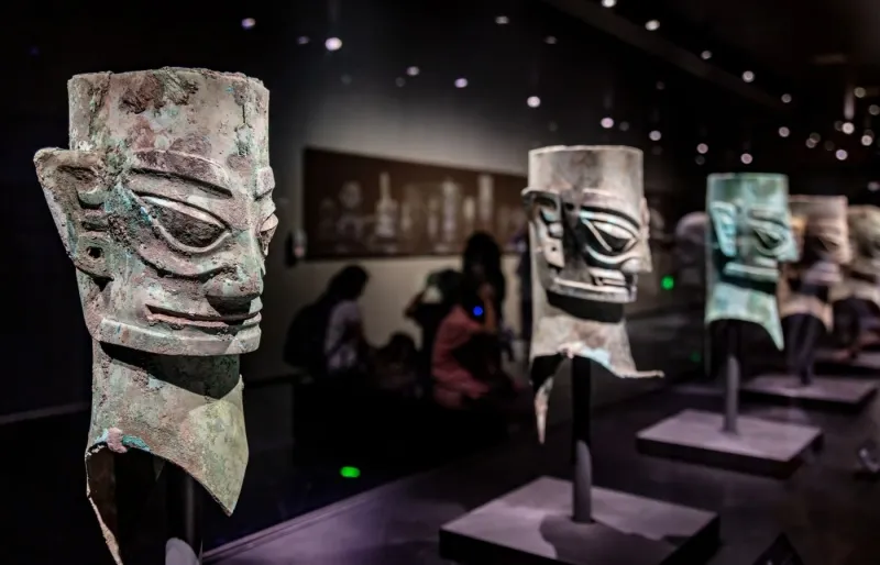 Masques en bronze dans le musée de Sanxingdui près de Chengdu en Chine