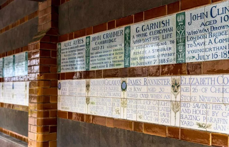 Plaques du Memorial to Heroic Self-Sacrifice à Postman’s Park, Londres