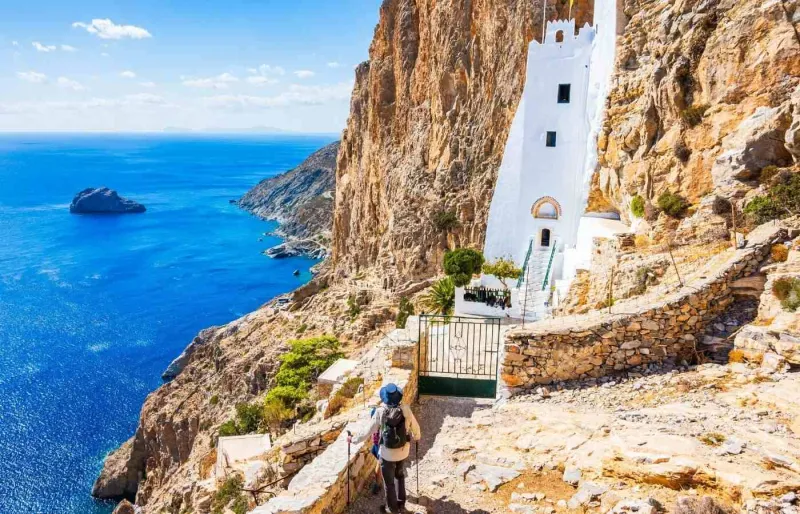Monastère de Hozoviotissa accroché à la falaise sur l’île d’Amorgos