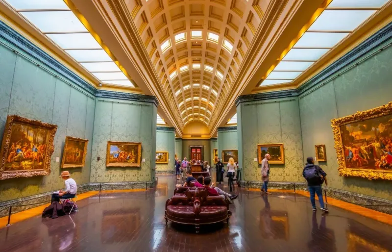 Visiteurs dans les galeries de la National Gallery à Londres