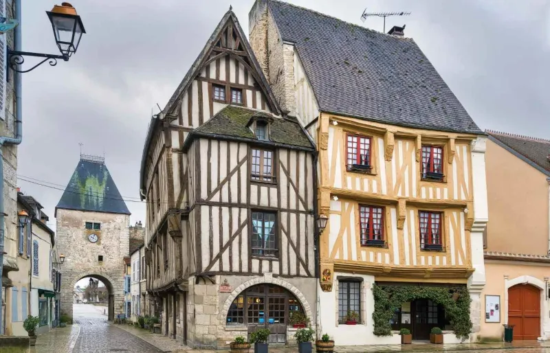 Maisons à pans de bois dans le village médiéval de Noyers-sur-Serein en Bourgogne