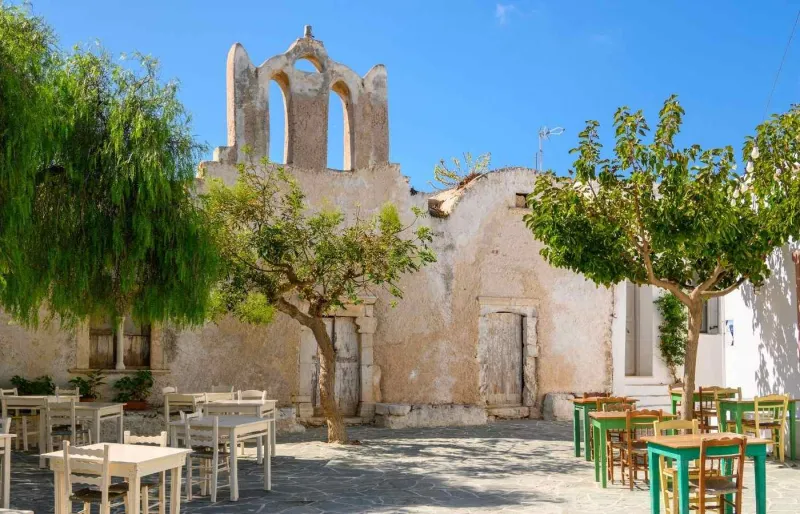 Place d’Hora à Folégandros avec église et terrasses dans le Kastro