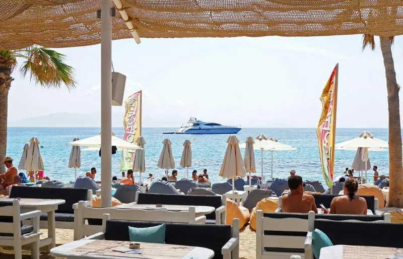 Ambiance dans un beach club de Paradise Beach à Mykonos, face à la mer Égée