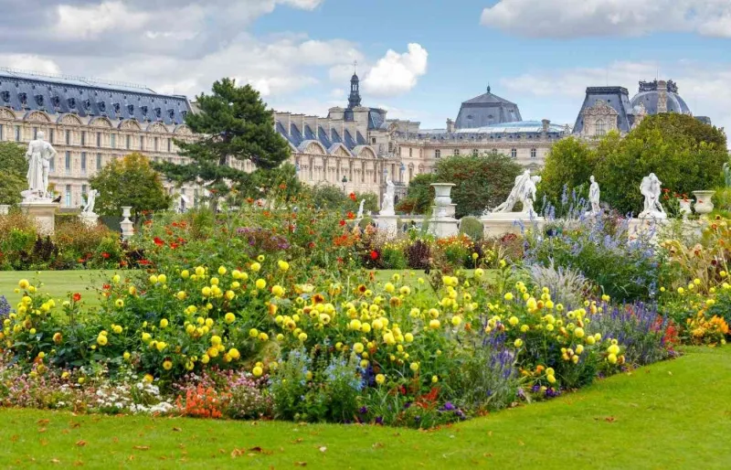 Parterres fleuris et sculptures du jardin des Tuileries devant le Louvre à Paris