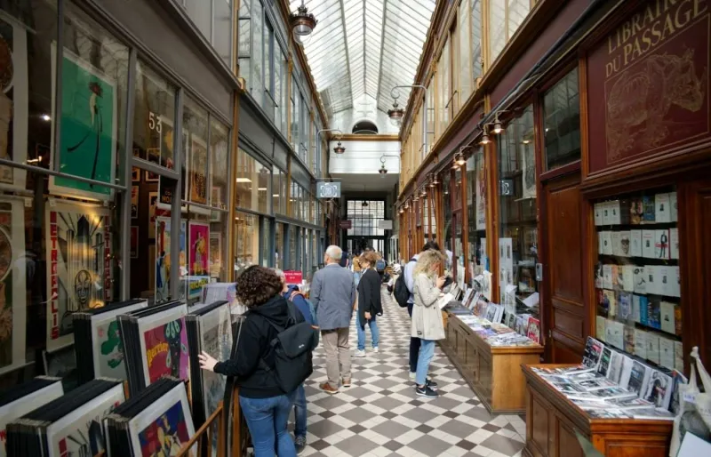 Visiteurs dans le passage des Panoramas, passage couvert historique de Paris