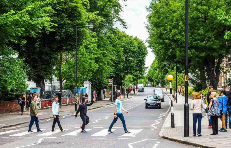Passage piéton d’Abbey Road rendu célèbre par les Beatles à Londres