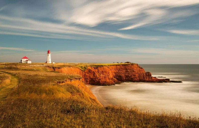 Phare sur les falaises rouges des Îles-de-la-Madeleine au Québec