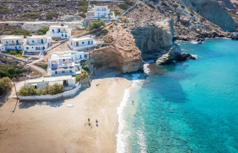 Plage d’Agali à Folégandros bordée de falaises et d’eaux turquoise