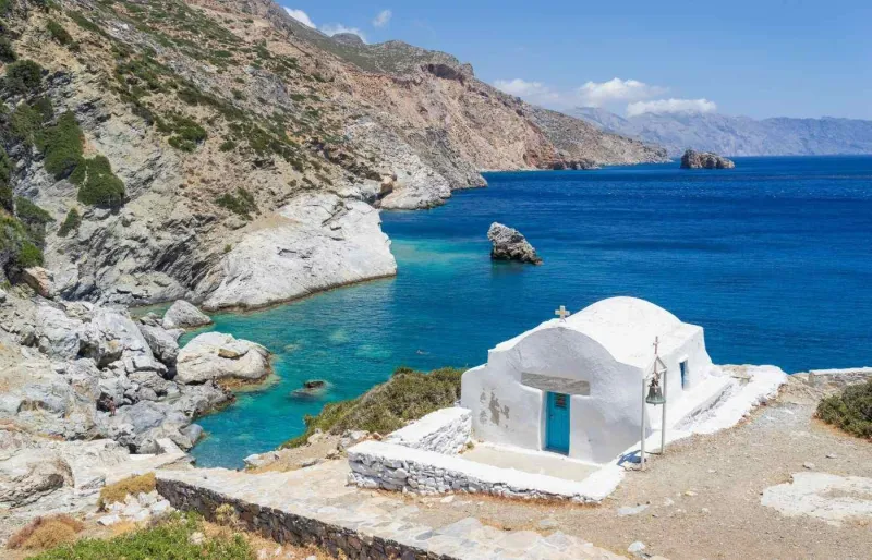 Plage d’Agia Anna à Amorgos avec sa chapelle blanche et ses eaux turquoise