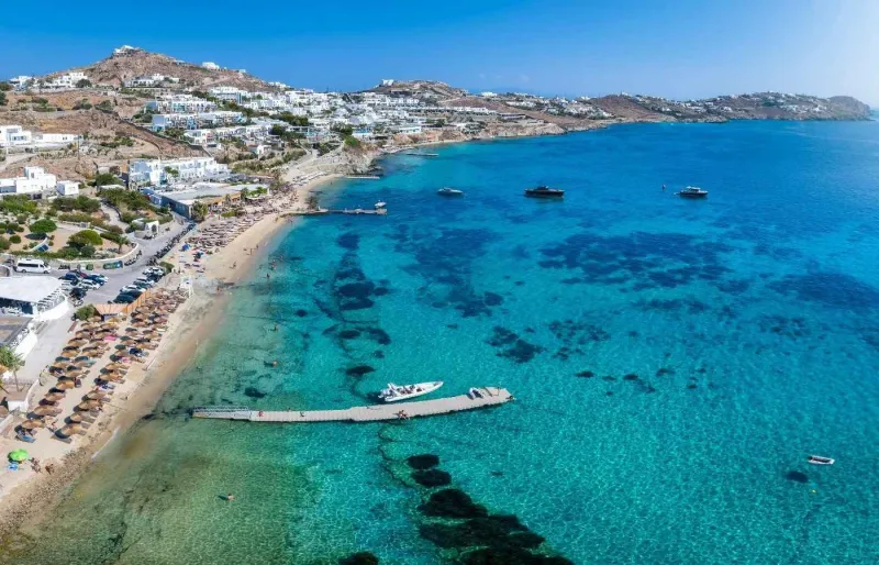 Plage d’Agios Ioannis et ses eaux turquoise à Mykonos