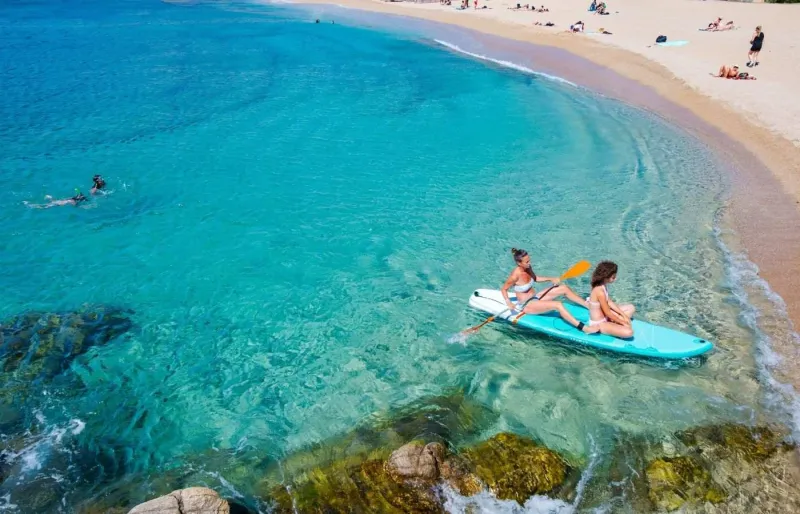 Paddle dans les eaux cristallines de la plage d’Agrari à Mykonos.