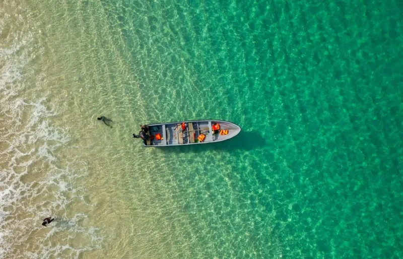 Barque dans les eaux turquoise d’une plage de Sao Tome et Principe
