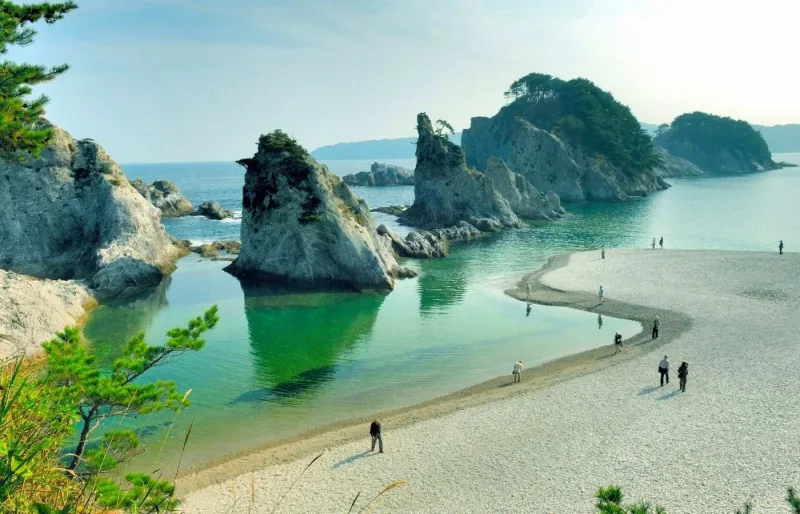 Plage de Jōdogahama sur l’île d’Honshu, avec ses rochers blancs, ses pins et ses eaux cristallines