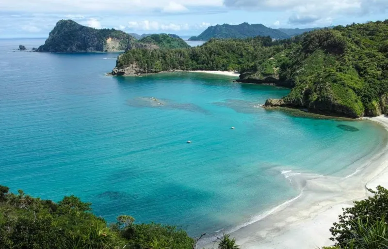 Vue sur la plage de Kominato-kaigan à Chichi-jima, dans l’archipel des Ogasawara, et ses eaux turquoise