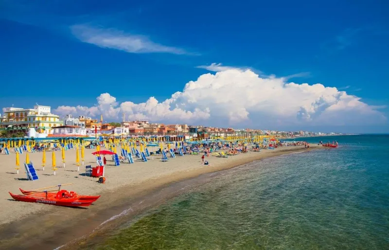 Plage de Lido di Ostia près de Rome avec ses parasols et la mer