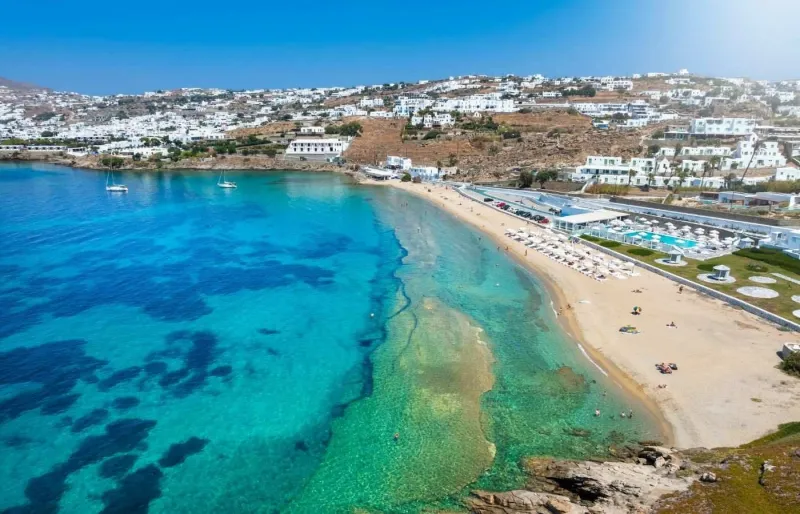 Plage de Megali Ammos et ses eaux turquoise près de Hora à Mykonos