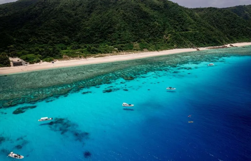Vue aérienne de la plage de Nishibama sur l’île d’Aka-jima, à Okinawa, et de ses eaux turquoise